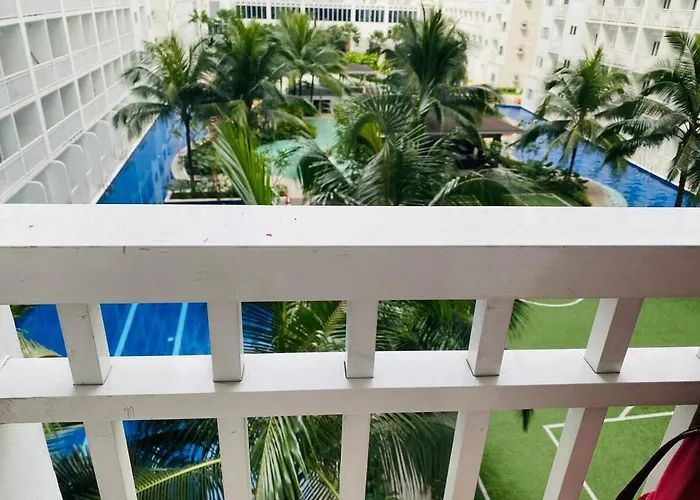 Shore D42 Walking Distance Moa Near Airport *